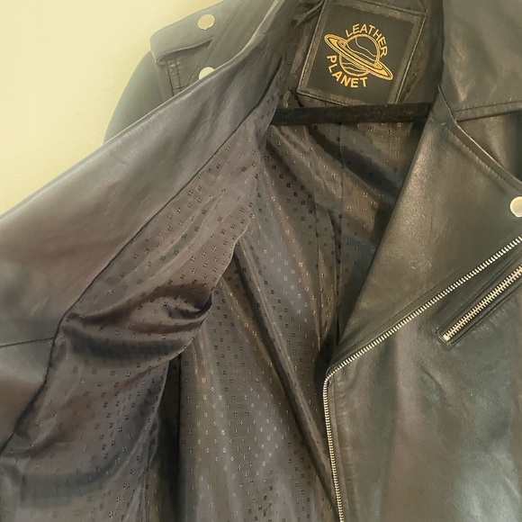 2 Medium size Women Leather Jackets. LIKE NEW - Picture 8 of 13